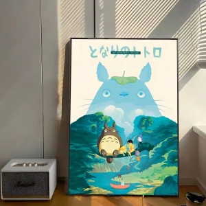 Mei et Totoro près d'une rivière dans un paysage verdoyant