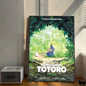 Totoro dans une clairière lumineuse entouré de végétation